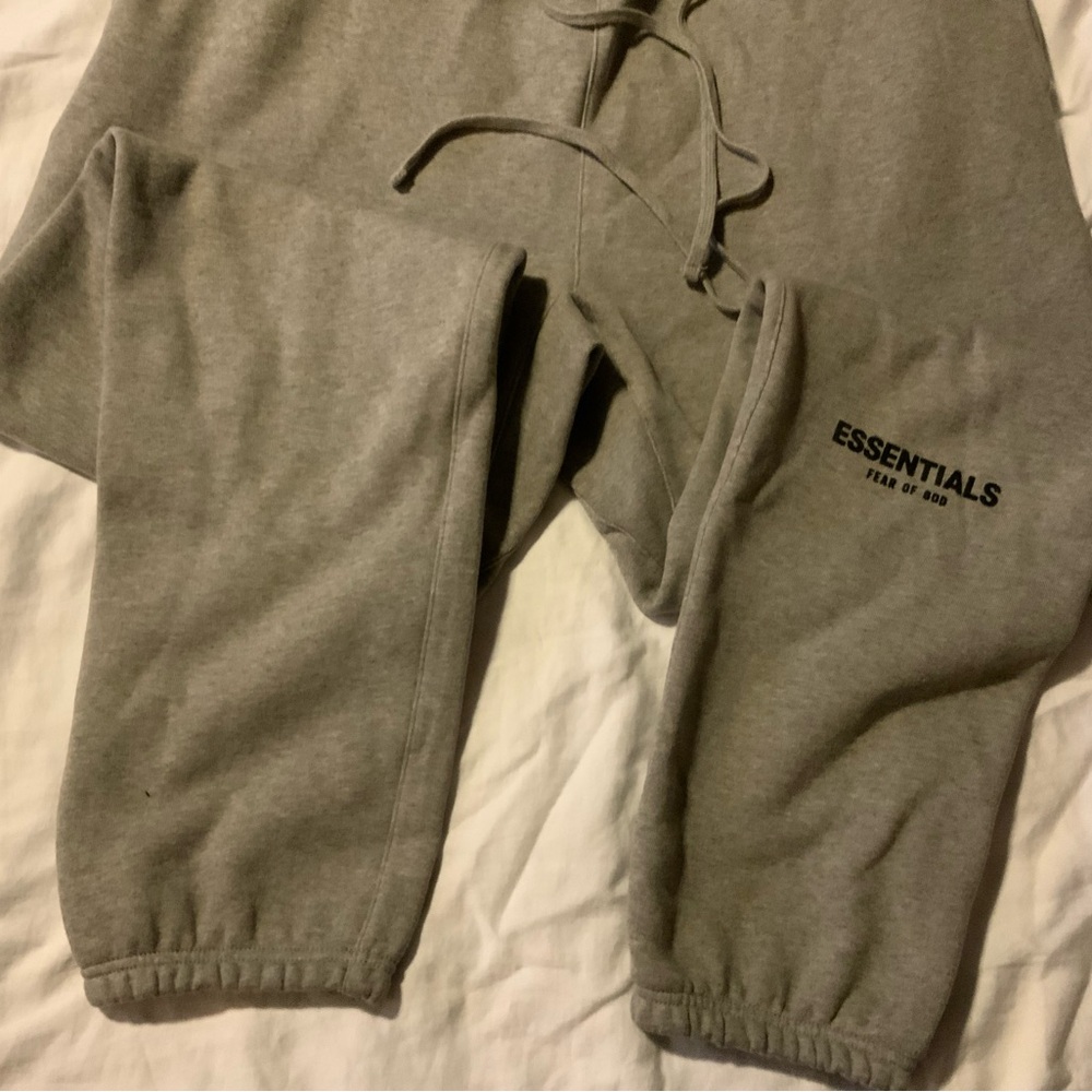 MEN’S FEAR OF GOD ESSENTIALS GREY SWEATPANTS